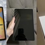 Tablet Samsung Galaxy Tab S6 Lite sendo exibido ligado, desligado e dentro da caixa de envio.