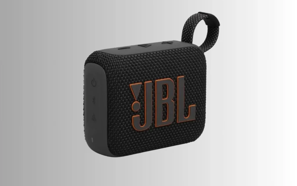 caixinha JBL original Go 4 preta compacta com alça de transporte e logo laranja em fundo cinza