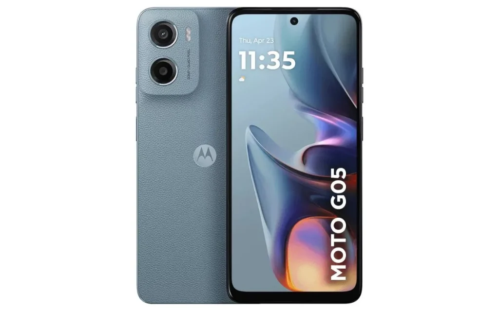 Smartphone Motorola Moto G05 cinza com tela ligada mostrando horário 11:35