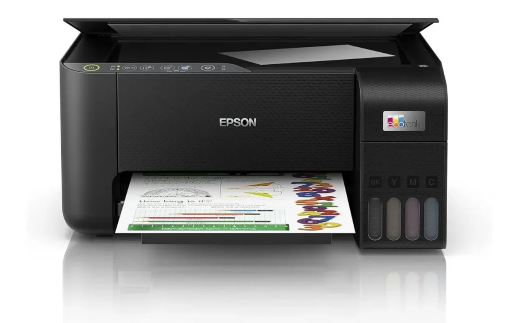Epson EcoTank L3250 é boa? Impressora multifuncional Epson EcoTank L3250 imprimindo uma folha colorida.