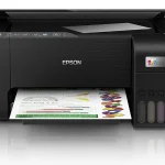 Epson EcoTank L3250 é boa? Impressora multifuncional Epson EcoTank L3250 imprimindo uma folha colorida.