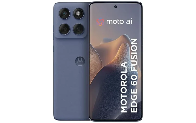 Celular Motorola Edge 60 Fusion na cor azul, com destaque para as câmeras traseiras e tela com logotipo “Moto AI”. Motorola Edge 60 Fusion é bom