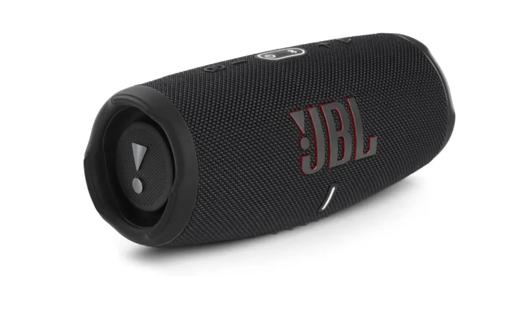 Caixa de som JBL Charge 5 portátil preta vista em ângulo lateral, descubra a melhor caixa de som da JBL