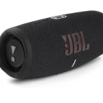Caixa de som JBL Charge 5 portátil preta vista em ângulo lateral