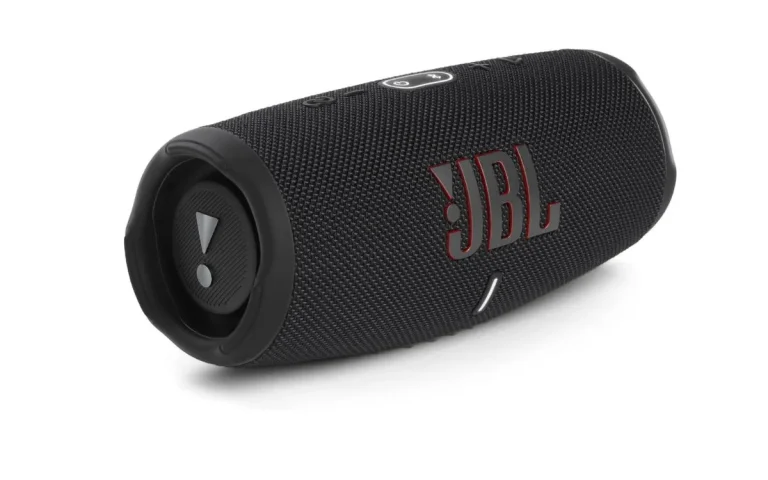 Caixa de som JBL Charge 5 portátil preta vista em ângulo lateral