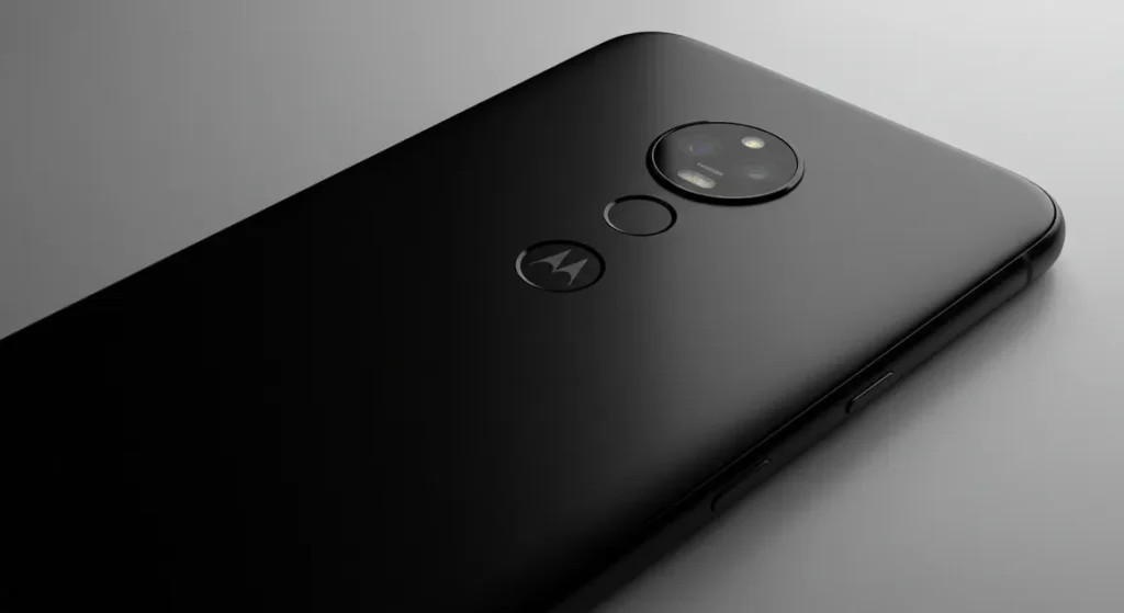 Smartphone Motorola Moto g75 5G: Testamos a Fundo e Damos o Veredito 1 Fx Motorola Moto G75 photographed from the back at slight angle showing the camera bump and brand logo with professional product lighting 1