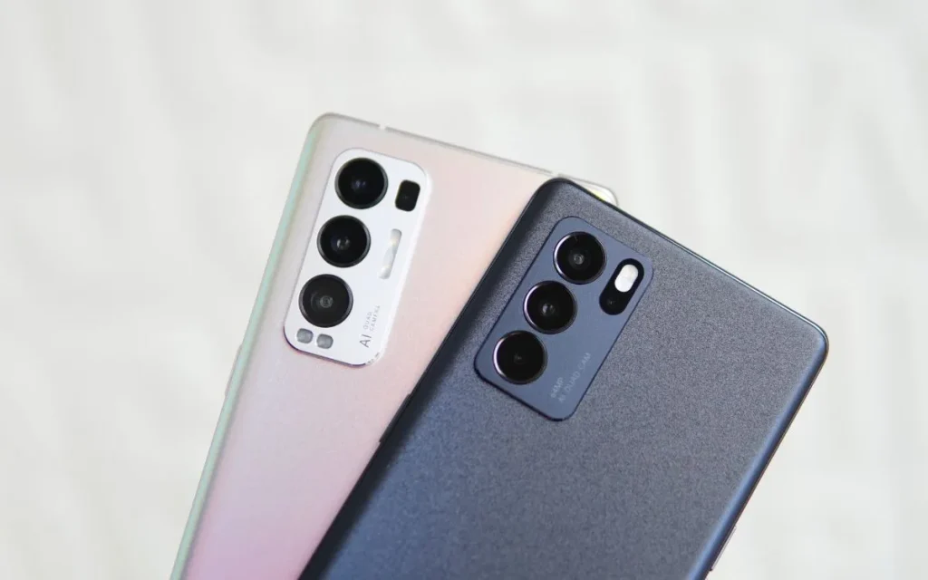 Celular moderno com tela ligada mostrando aplicativos coloridos