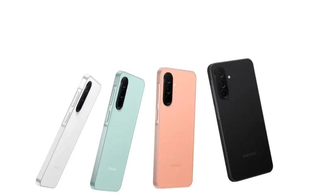Quatro Samsung Galaxy A26 em cores preta, coral e verde menta e branco exibidos de costas.
