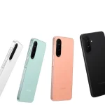 Quatro Samsung Galaxy A26 em cores preta, coral e verde menta e branco exibidos de costas.
