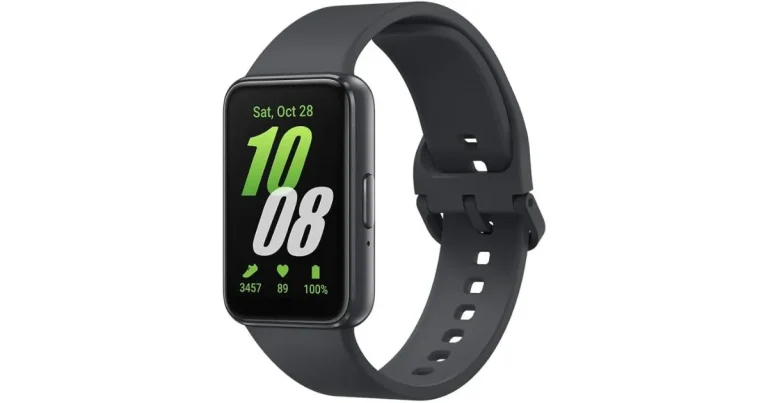 Smartwatch Samsung Galaxy Fit3 preto com tela retangular exibindo hora e dados de saúde.