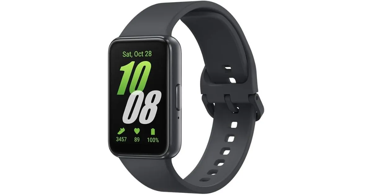 Smartwatch Samsung Galaxy Fit3 preto com tela retangular exibindo hora e dados de saúde.