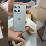 Smartphone Motorola Moto G75 5G cor prata com três câmeras traseiras.