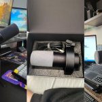 Configuração de mesa de trabalho com microfone dinâmico fifine, computadores com múltiplos monitores e equipamentos de gravação de áudio