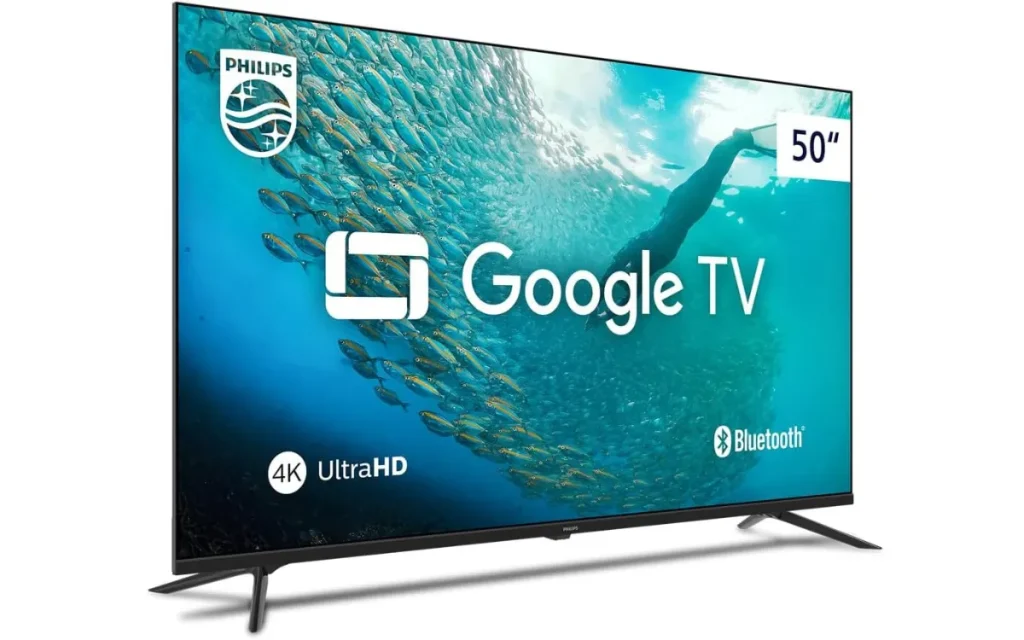 Imagem da smart tv 50 4k philips com Google TV, exibindo tela subaquática com peixes, logo 4K UltraHD e recurso Bluetooth.
