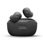 Fones de ouvido JBL Wave Buds 2 na caixa de carregamento preta sobre fundo branco