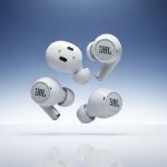 Fones de ouvido sem fio brancos organizados com acessórios sobre fundo branco