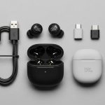 Comparação de produtos mostrando fones pretos e brancos com acessórios organizados