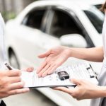 Assinatura de contrato frente ao carro