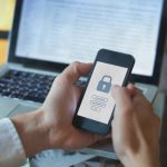 Homem utilizando celular com ícone de cadeado