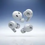 Fones de ouvido sem fio brancos organizados com acessórios sobre fundo branco