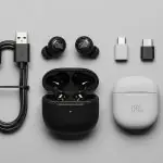 Comparação de produtos mostrando fones pretos e brancos com acessórios organizados