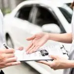 Assinatura de contrato frente ao carro